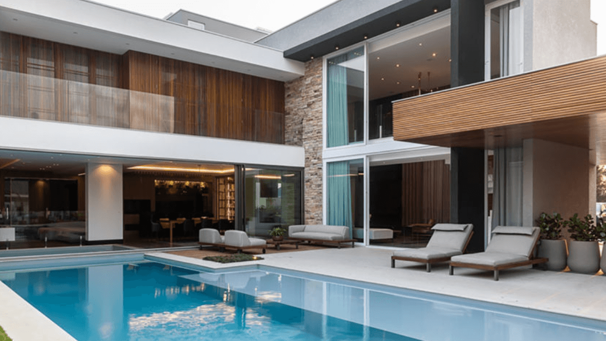 Imóveis com Piscina: Como Impacta no Valor?