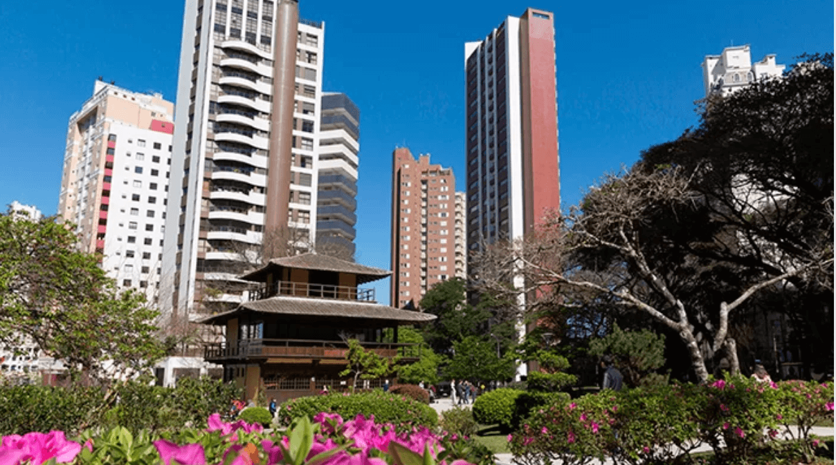 Sabia que a diferença de valor por m² entre os bairros de Curitiba pode chegar a impressionantes 300%? Descubra como a localização determina o preço do seu imóvel e quais fatores fazem certas regiões valerem mais: 📍 Ranking dos bairros mais valorizados e suas características exclusivas 📊 Tabela comparativa de valores por m² em diferentes regiões 🏆 Elementos urbanísticos que mais impactam na valorização 💡 Como escolher o melhor bairro para investir ou morar Prepare-se para entender a fundo como a geografia urbana de Curitiba define o valor da sua propriedade! O Poder da Localização na Avaliação Imobiliária Em Curitiba, o bairro pode representar até 65% do valor total de um imóvel, segundo dados do Secovi-PR. Os avaliadores consideram: ✅ Infraestrutura urbana (transporte, comércio, serviços) ✅ Segurança e indicadores sociais ✅ Tendências de valorização histórica ✅ Oferta e demanda por imóveis na região Exemplo revelador: Um apartamento de 70m² no Batel pode valer R$ 1 milhão, enquanto um com as mesmas características no Tatuquara não alcança R$ 350 mil. Tabela de Valores por m² nos Principais Bairros (2024) Bairro Faixa de Valor (R$/m²) Diferencial Exclusivo Batel 12.000 - 18.000 Centro empresarial e vida noturna Água Verde 9.500 - 13.000 Conectividade e áreas verdes Bigorrilho 8.800 - 12.000 Tradição e comércio forte Mercês 8.000 - 11.000 Arquitetura histórica Portão 6.500 - 9.000 Infraestrutura completa Santa Felicidade 5.800 - 7.500 Cultura e gastronomia Tatuquara 3.200 - 4.500 Acessibilidade *Fonte: IBAPE-PR e Secovi/PR - Janeiro/2024* 5 Fatores Urbanos que Mais Valorizam os Bairros 1. Acesso ao Transporte Público Bairros com estações-tubo do Biarticulado têm valorização 15-20% maior. O Pinheirinho é um caso de sucesso recente. 2. Presença de Áreas Verdes Imóveis próximos a parques como Barigui ou Tanguá valem 8-12% mais. 3. Qualidade das Escolas Regiões com colégios tradicionais (como o Bom Jesus no Ecoville) atraem famílias. 4. Dinamismo Econômico Bairros com polos empresariais (como o Cristo Rei) mantêm alta demanda. 5. Segurança Pública Áreas com baixos índices criminais têm valorização consistente ano após ano. Bairros em Ascensão em 2024: Onde Investir? Analistas apontam 3 regiões promissoras: Rebouças Valorização de 9,2% em 2023 Novo polo cultural e gastronômico Cabo Verde Proximidade com o Batel Preços 30% mais baixos Fanny Novos empreendimentos de médio padrão Excelente relação custo-benefício Dica: Imóveis nesses bairros podem render 18-25% de valorização nos próximos 5 anos. Como Avaliadores Calculam o Impacto do Bairro? Os profissionais usam: ✔ Tabelas de homogeneização (ajustes por localização) ✔ Análise de transações recentes no mesmo bairro ✔ Índices de desenvolvimento urbano da prefeitura ✔ Pesquisas de demanda com corretores locais Caso real: Uma casa no Hugo Lange foi reavaliada em 22% a mais após a inauguração de uma nova linha de ônibus. Onde Fazer uma Avaliação que Considere Todos Esses Fatores? A Esatto Avaliações domina o mercado curitibano com: ✔ Avaliadores especializados por região ✔ Metodologia que capta as nuances de cada bairro ✔ Banco de dados com mais de 5.000 avaliações na cidade ✔ Laudos precisos aceitos por todos os bancos Solicite uma Avaliação Personalizada e descubra como seu bairro afeta seu patrimônio! Perguntas Frequentes Qual o bairro mais caro de Curitiba atualmente? O Batel lidera, com imóveis de luxo alcançando R$ 18.000/m². Bairros mais afastados podem valorizar? Sim, especialmente com novos eixos de desenvolvimento como na CIC Norte. Como acompanhar a valorização do meu bairro? Monitore os relatórios trimestrais do Secovi-PR. Reformas superam o efeito do bairro na avaliação? Parcialmente - um imóvel excelente em bairro ruim dificilmente valerá mais que um padrão em bairro nobre.