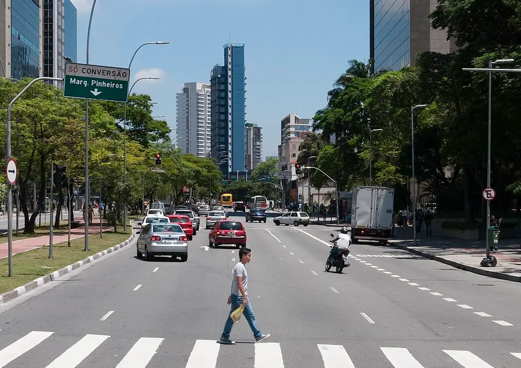 Avenida Faria Lima cruce de peatones.jpg