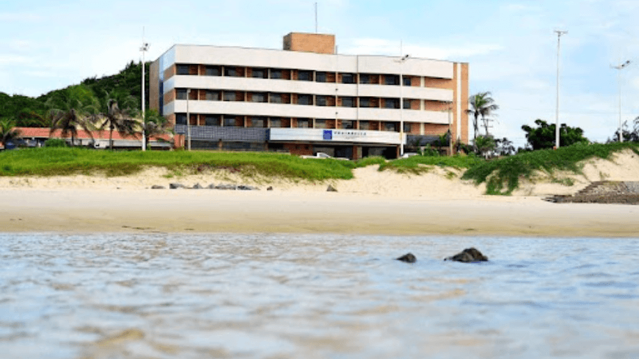 Como a Localização (Praia, Serra, Capital) Altera o Método de Avaliação do Hotel