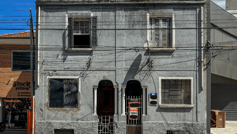 Sobrado com Pintura Deteriorada: Como Calcular o Impacto Real no Valor do Imóvel