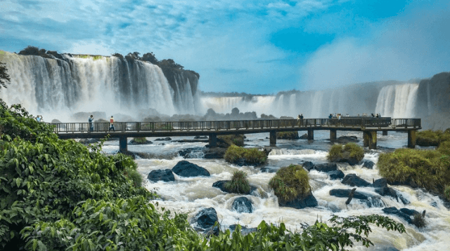 Sobrado com Infiltração na Cobertura em Foz do Iguaçu: Fundamentação para Estado de Conservação 4 (D) na Tabela Ross/Heidecke