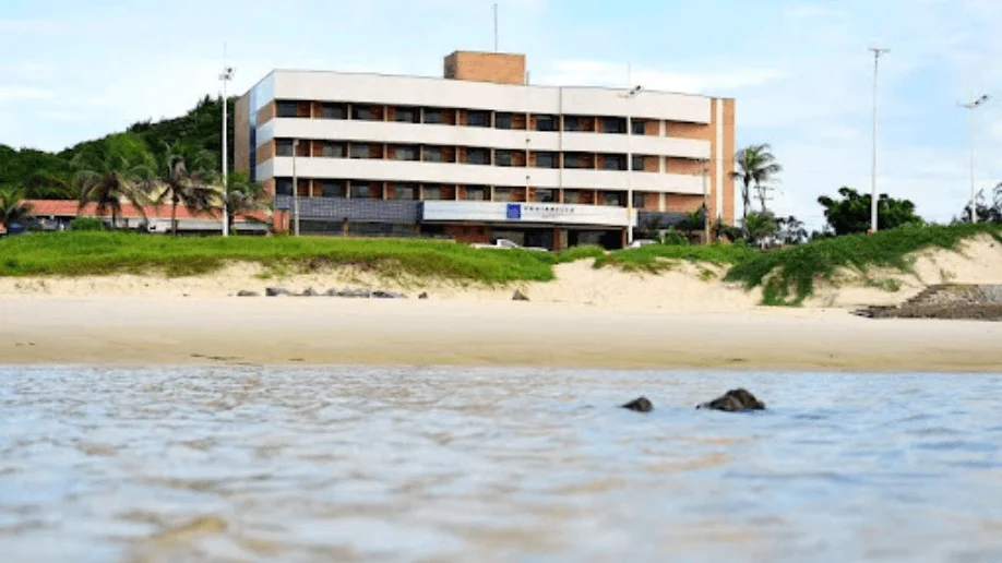 Como a Localização (Praia, Serra, Capital) Altera o Método de Avaliação do Hotel